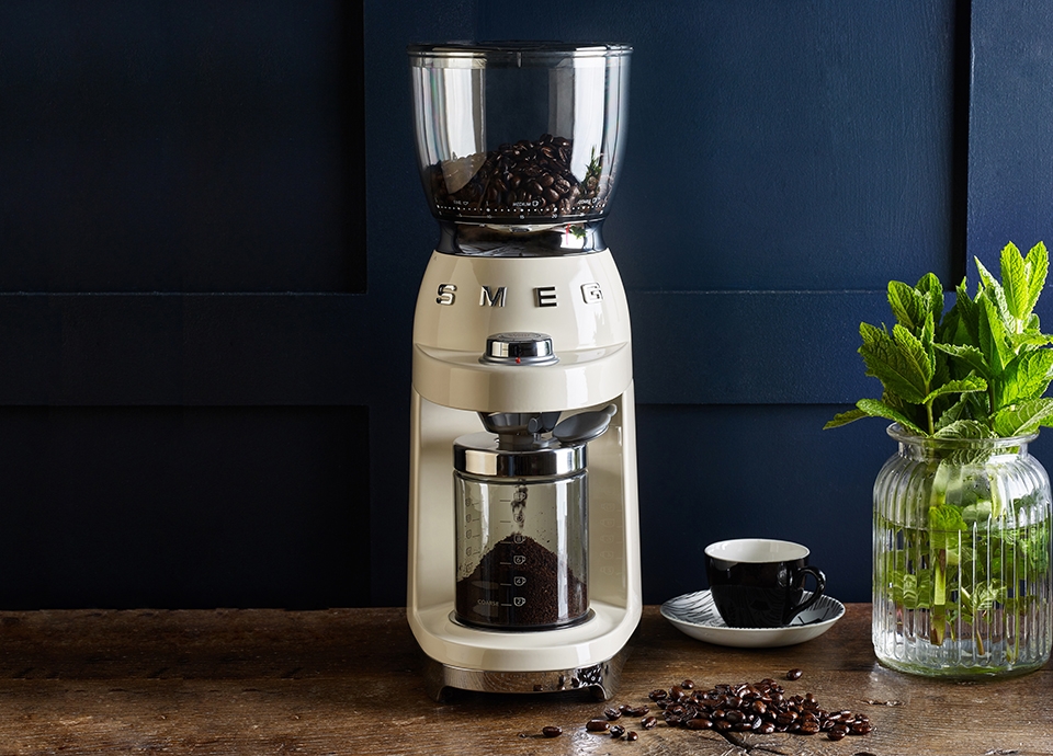 How to Grind Coffee Beans, the Quick & Easy Way! | Smeg UK