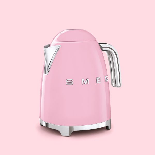 A pastel pink kettle in Smeg's iconic retro design. Features a chrome base, handle and spout